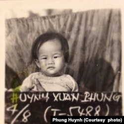 រូបថតបញ្ជាក់អត្តសញ្ញាណរបស់អ្នកស្រី Phung Huynh កាលពីពេលអ្នកស្រីនៅតូច នៅជំរំជនភៀសខ្លួនក្នុងប្រទេសថៃ ក្នុងឆ្នាំ ១៩៧៨។ (រូបថតផ្តល់ឲ្យដោយ Phung Huynh)