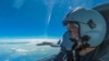 中共官媒新華社發布的照片顯示，中國東部戰區一名飛行員駕駛戰機參加台灣周邊海空領域舉行的軍演。 （2022年8月7日）