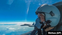 资料照：中共官媒新华社发布的照片显示，中国东部战区一名飞行员驾驶战机参加台湾周边海空领域举行的军演。（2022年8月7日）