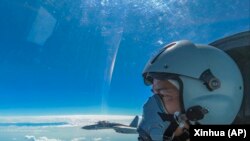 中共官媒新华社发布的照片显示，中国东部战区一名飞行员驾驶战机参加台湾周边海空领域举行的军演。（2022年8月7日）