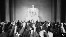 De los archivos de las protestas contra la guerra en Vietnam destaca esta imagen de diciembre de 1971 cuando cientos de veteranos y lisiados llegaron a los pies del monumento a Lincoln para mostrar su rechazo a la guerra. (Foto Archivo / AP)