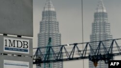 Logo 1 Malaysia Development Berhad (1MDB) terlihat di papan reklame di Kuala Lumpur. (Foto: AFP)