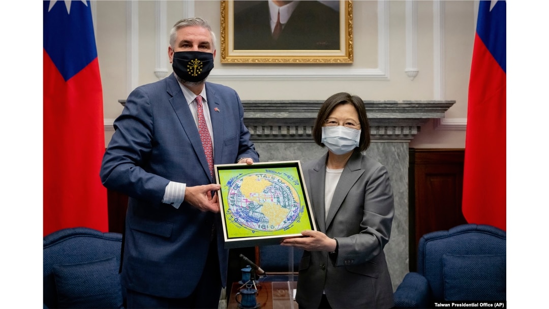 Presiden Taiwan Tsai Ing-wen berjabat tangan dengan Gubernur Indiana AS Eric Holcomb dalam pertemuan di kantor Kepresidenan di Taipei, Taiwan, Senin, 22 Agustus 2022. (Kantor Kepresidenan Taiwan via AP)