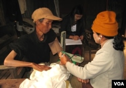 An HIV-positive man is examined by health experts at a health camp in Moreh town, in Manipur, on the border of Myanmar. (Shaikh Azizur Rahman/VOA)