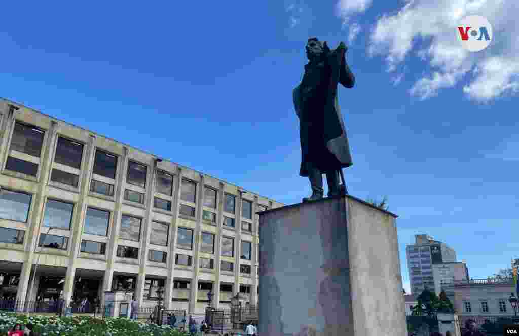 La plaza recibe su nombre en honor a Rafael Núñez, presidente de Colombia en cuatro ocasiones (entre 1880 y 1894). &nbsp;[Foto: Karen Sánchez, VOA]