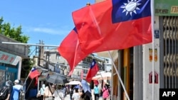 台湾旗帜在金门岛的街道两旁飘扬 (2022年8月11日)