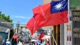 台湾旗帜在金门岛的街道两旁飘扬。（2022年8月11日）