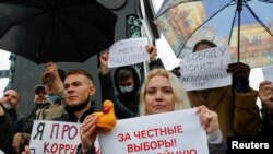 Люди протестуют против нечестных выборов в Москве (архивное фото)