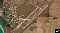 На спутниковом снимке показана авиабаза Саки перед взрывом во вторник, 9 августа 2022 года