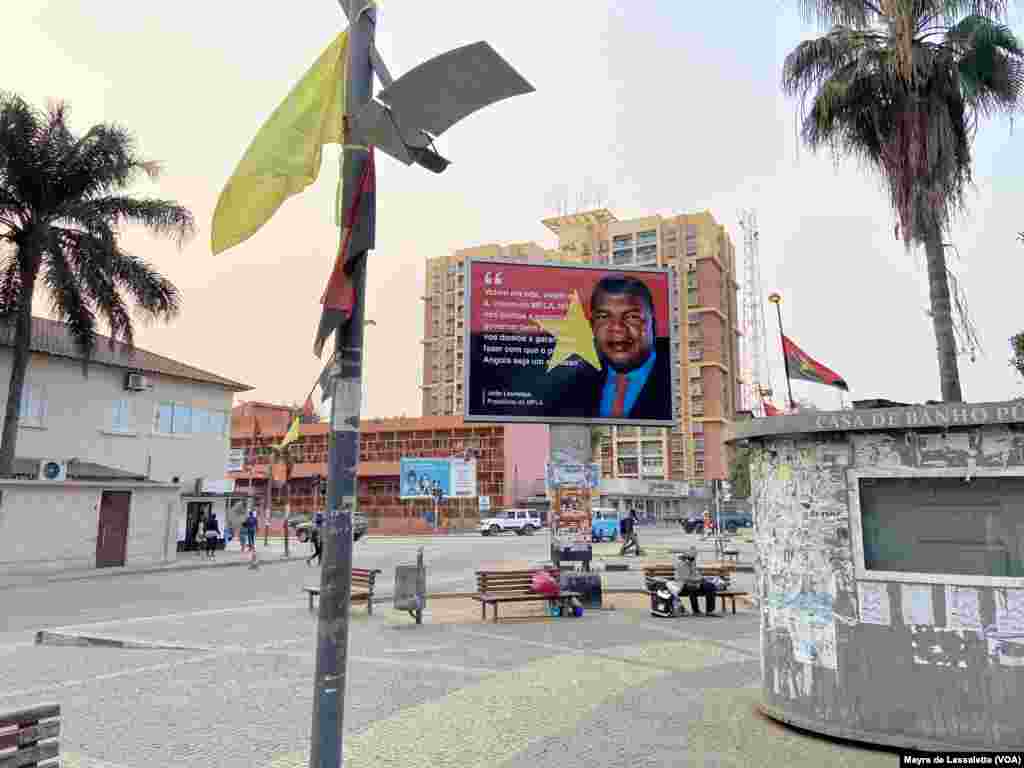 Outdoor com a foto do candidato presidencial do MPLA João Lourenço, na Alameda em Luanda