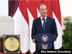 Direktur Jenderal IRRI Jean Balie mengaku senang atas keberhasilan Indonesia di bidang pertanian, khususnya dalam hal swasembada beras. (Foto: Setpres RI)