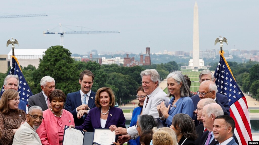 美国国会众议院议长（中）2022年7月29日签署《芯片与科学法案》（路透社）(photo:VOA)