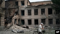 Një shkollë e dëmtuar nga sulmet ruse në Slovyansk, Ukrainë (26 gusht 2022) 