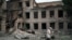 Një shkollë e dëmtuar nga sulmet ruse në Slovyansk, Ukrainë (26 gusht 2022) 