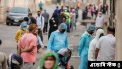 ফাইল ছবি-বাংলাদেশের শাহাবাগে বিএসএমএমইউ তে কোভিড-১৯ পরীক্ষা করার জন্য লোকেরা দীর্ঘ লাইনে অপেক্ষা করছেন। ছবি: সৈকত ভদ্র 