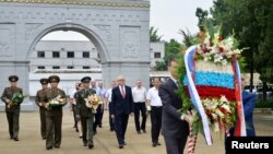 알렉산드르 마체고라(가운데) 북한 주재 러시아대사가 평양 해방탑에 헌화하고 있다. (자료사진)