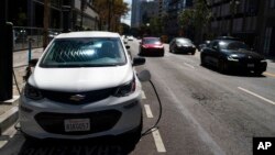 An electric vehicle is plugged into a charger in Los Angeles, Aug. 25, 2022. California plans to require all new cars, trucks and SUVs to run on electricity or hydrogen by 2035 under a policy approved Aug. 25.