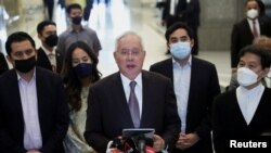 Mantan Perdana Menteri Malaysia Najib Razak berbicara dalam konferensi pers di Pengadilan Federal di Putrajaya, Malaysia, 18 Agustus 2022. (REUTERS/Hasnoor Hussain)