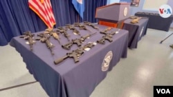 Algunas de las armas incautadas por las autoridades de Estados Unidos fueron expuestas en la sede del Departamento de Seguridad Nacional en Miami, Florida. Foto: Antoni Belchi / VOA.