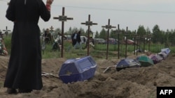 Ukraine : funérailles de 11 civils non identifiés tués lors de l'occupation russe de Boutcha