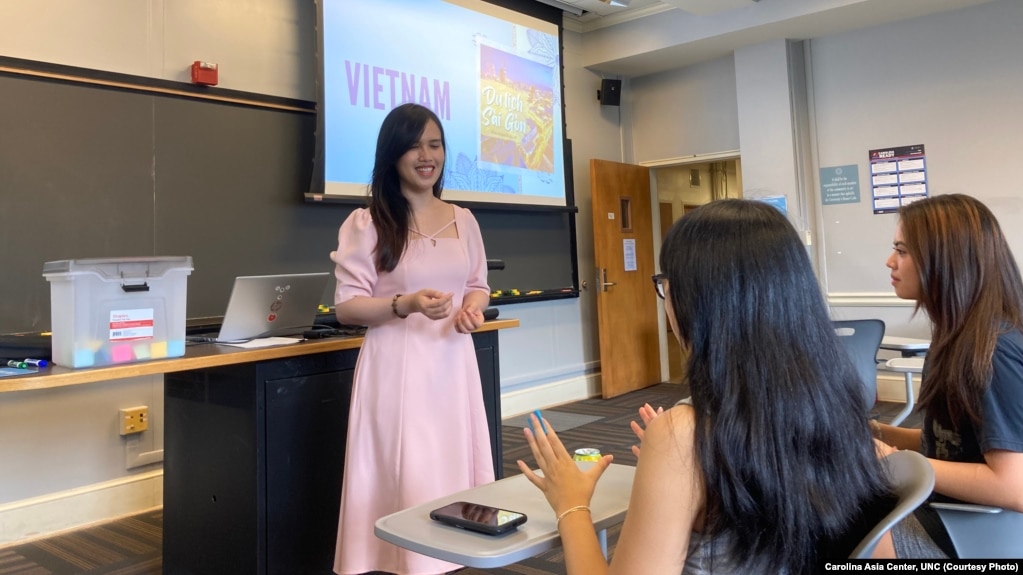 Nguyễn Phương Dung, một giáo viên của chương trình Fulbright trợ giảng dạy tiếng Việt tại Hoa Kỳ, đang dạy tiếng Việt cho các học sinh ở Đại học North Carolina phân viện Chapel Hill niên khóa 2022-2023.