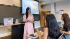 Nguyễn Phương Dung, một giáo viên của chương trình Fulbright trợ giảng dạy tiếng Việt tại Hoa Kỳ, đang dạy tiếng Việt cho các học sinh ở Đại học North Carolina phân viện Chapel Hill niên khóa 2022-2023.