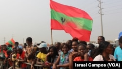 Apoiantes da UNITA presentes no último comício do partido no Cazenga, Luanda.