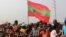 Apoiantes da UNITA presentes no último comício do partido no Cazenga, Luanda.