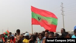 Apoiantes da UNITA presentes no último comício do partido no Cazenga, Luanda.