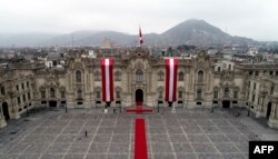 Istana Kepresidenan Peru dalam peringatan 199 tahun Kemerdekaan dengan alun-alun utama yang kosong, saat negara itu menangguhkan kegiatan publik di tengah pandemi COVID-19 di Lima, 28 Juli 2020. (Handout / Peruvian Presidency / AFP)