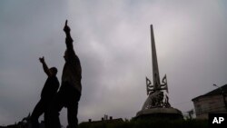 Una estatua en honor a quienes lucharon por la libertad de Ucrania se encuentra en Mostyska, en el oeste de Ucrania, mientras los organizadores preparaban un evento para conmemorar el Día de la Independencia del país, el 24 de agosto de 2022.