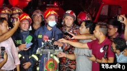 ফায়ার সার্ভিস অ্যান্ড সিভিল ডিফেন্সের উপ-সহকারী পরিচালক (মিডিয়া সেল) মো. শাহজাহান শিকদার সংবাদ সম্মেলনে প্রশ্নের উত্তর দিচ্ছেন।