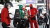 Pekerja SPBU Pertamina mengisi sepeda motor dengan bahan bakar bersubsidi di Jakarta, 22 Agustus 2022. (Foto: REUTERS/Ajeng Dinar Ulfiana)