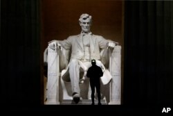 El monumento de Abraham Lincoln es visitado de día y de noche por miles de turistas y residentes locales que llegan a la capital de Estados Unidos, en esta imagen de 2020 una persona hace parada en la madrugada de DC para contemplar en solitario el monumento.