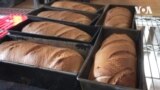 В інклюзивній пекарні у Києві печуть хліб, щоб роздавати нужденним. Відео