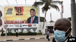 Un panneau de la campagne de Joao Lourenço à Luanda, Angola, le 26 août 2022.