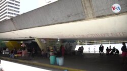 "Debajo de este puente mantengo a mi familia": barberías callejeras se multiplican en Caracas 