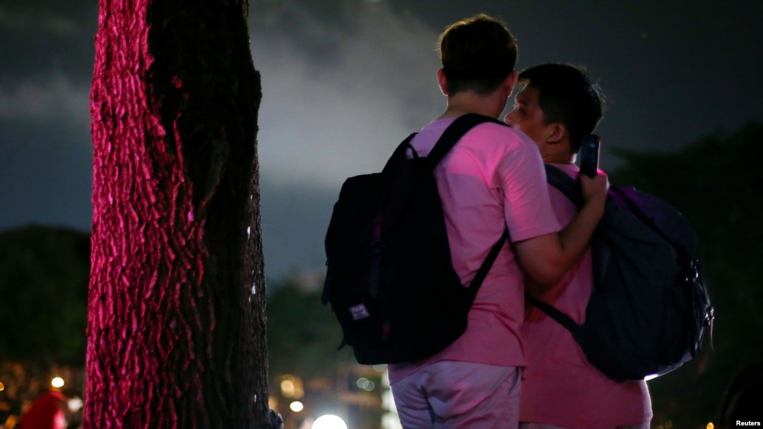 Pasangan gay menghadiri acara Pink Dot, sebuah acara tahunan yang digelar sebagai bentuk dukungan terhadap komunitas LGBT di Taman Hong Lim, Singapura, pada 29 Juni 2019. (Foto: Reuters/Feline Lim)