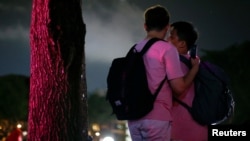 Pasangan gay menghadiri acara Pink Dot, sebuah acara tahunan yang digelar sebagai bentuk dukungan terhadap komunitas LGBT di Taman Hong Lim, Singapura, pada 29 Juni 2019. (Foto: Reuters/Feline Lim)