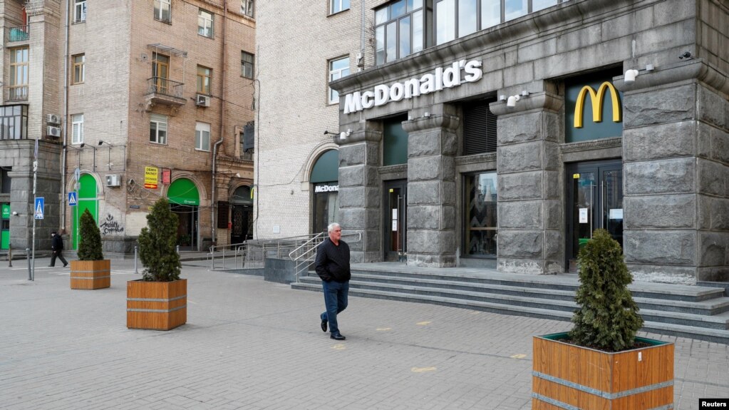 Закритий ресторан McDonald’s в Києві. Фото зроблене 25 лютого 2022 року. AP/Valentyn Ogirenko