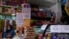 Carteles con los precios de los productos en bolívares se exhiben en una pequeña tienda en Caracas, Venezuela, el jueves 12 de mayo de 2022.