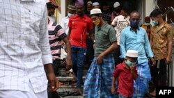 রোহিঙ্গা মুসলিম শরণার্থীরা চেন্নাইয়ে ঈদ-উল-আজহার নামাজ পড়ার পর মসজিদ থেকে বের হচ্ছেন। ২১ জুলাই ২০২১। (ছবি অরুণ শঙ্কর / এএফপি)