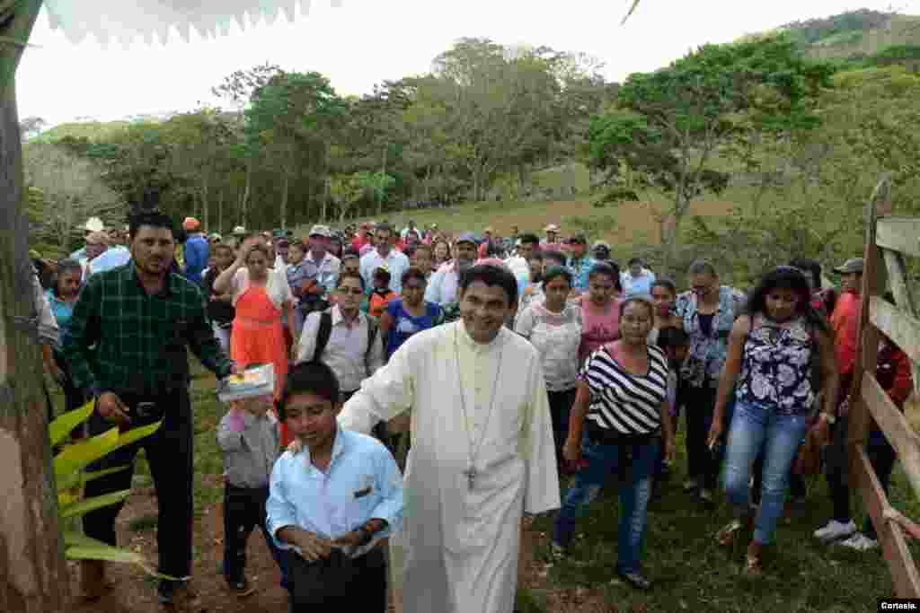 Monseñor Rolando Álvarez durante una visita a una comunidad en Nicaragua el 18 de abril de 2018. Foto: Cortesía Óscar Navarrete/La Prensa