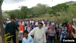 ARCHIVO - Monseñor Rolando Álvarez en de abril de 2018 en una comunidad rural en Matagalpa. [Foto: Cortesía de Óscar Navarrete, La Prensa]