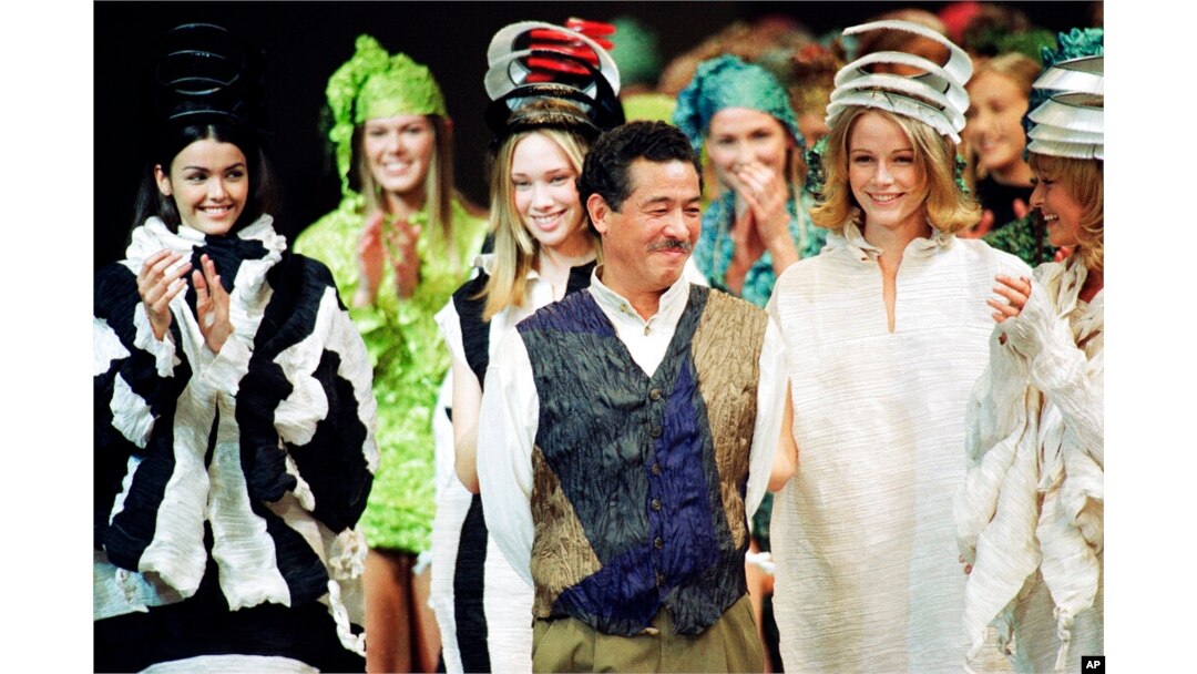 El diseñador japonés Issey Miyake junto a sus modelos después de una de sus presentaciones en la pasarela de París en 1993.