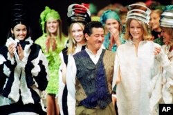 El diseñador japonés Issey Miyake junto a sus modelos después de una de sus presentaciones en la pasarela de París en 1993.