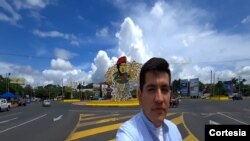 El periodista Otoniel Martínez en la avenida Hugo Chávez, en Managua. Foto Cortesía