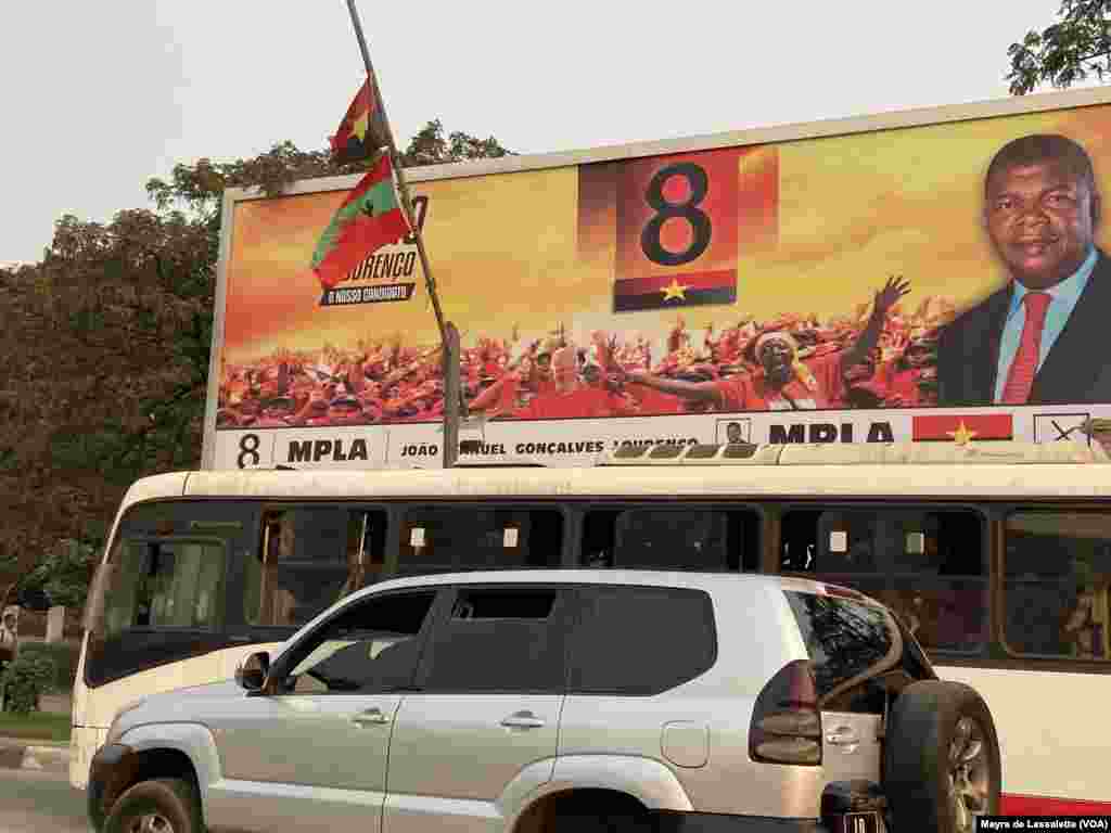 Outdoor do candidato do MPLA, também Presidente da República de Angola, João Lourenço. Praça da Independência, Luanda.