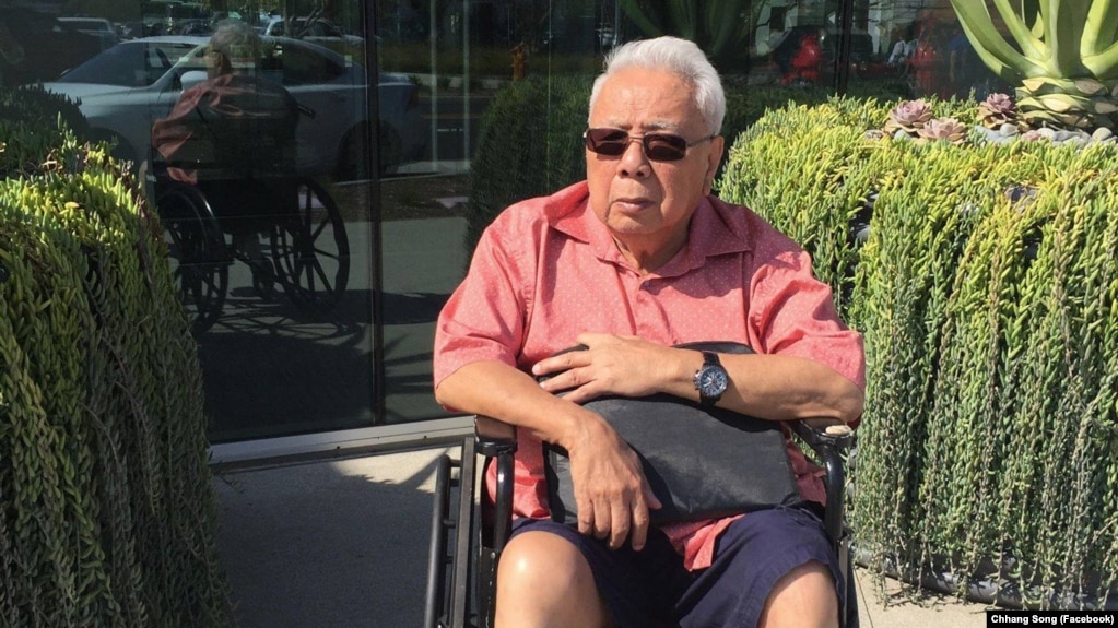 នៅ​ក្នុង​រូបថត​ដែល​គ្មាន​កាល​បរិច្ឆេទ​នេះ​បង្ហាញ​រូប​លោក ឆាំង សុង អតីត​រដ្ឋមន្ត្រី​ឃោសនាការ​នៃ​របប​សាធារណ​រដ្ឋ​ខ្មែរ បាន​ទទួល​មរណ​ភាព​ ដោយ​រោគាពាធ​ ក្នុង​ជន្មាយុ​៨៥​ឆ្នាំ នៅ​​សហ​រដ្ឋ​អាមេរិក​ កាលពី​ថ្ងៃ​អាទិត្យ ទី ២១ ខែសីហា ឆ្នាំ២០២២។ (Facebook/Chhang Song)