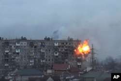 Arhiva - Eksplozija u stambenoj zgradi nakon što je ruski tenk otvorio vatru na nju, u Marijupolju, Ukrajina, 11. marta 2022.